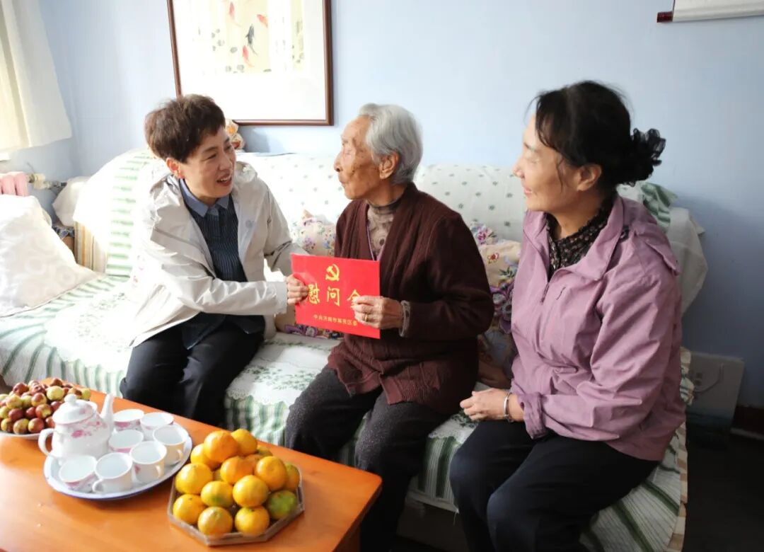 郅颂重阳节前走访慰问百岁老人 向全区老年人致以节日问候和诚挚祝福