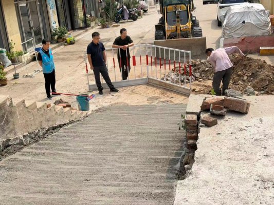 济南市莱芜区凤城街道清馨园社区：修缮陡坡便民路 化解多年烦心事 锦旗致谢暖人心