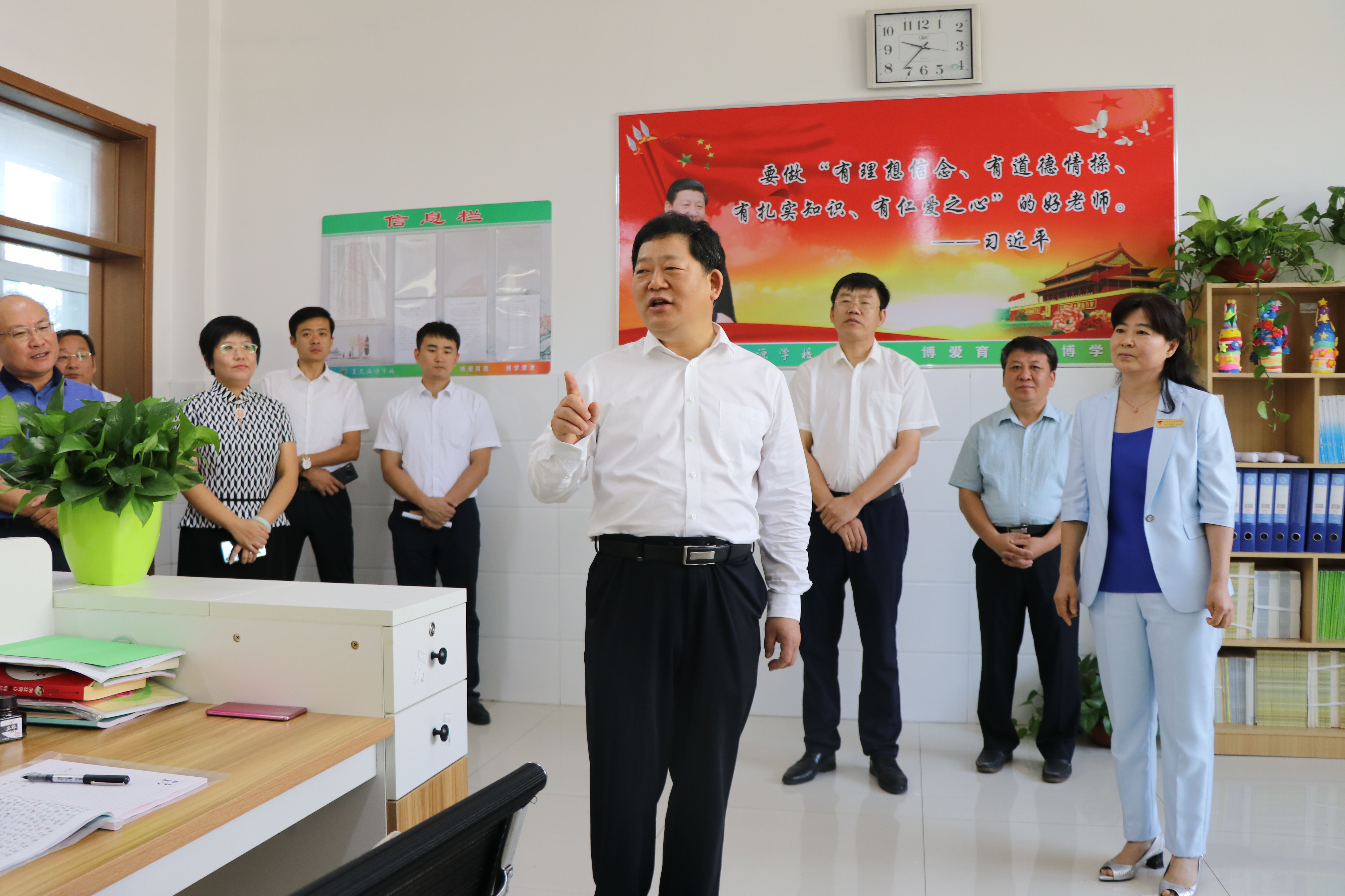 区委书记朱云生到汶源学校开展走访慰问活动