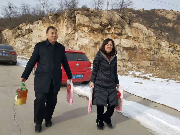 到第一书记帮扶村雪野镇华山村,对11户贫困户进行了春节前走访慰问