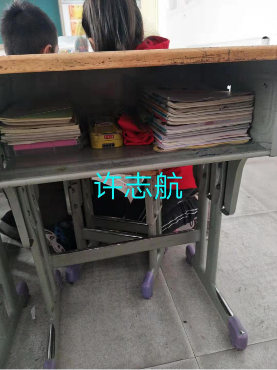 陶镇小学举行"整理课桌"比赛活动