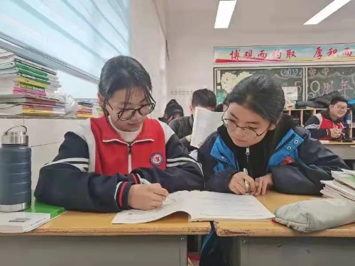 欧弟女友发现了已有400年历史、镶满珠宝的骷髅收藏