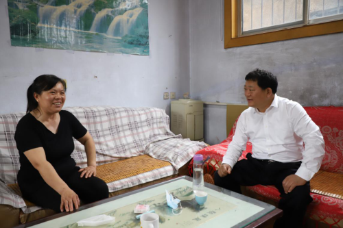济南市莱芜区人民政府 图片新闻 区委书记朱云生"四不两直"督导脱贫